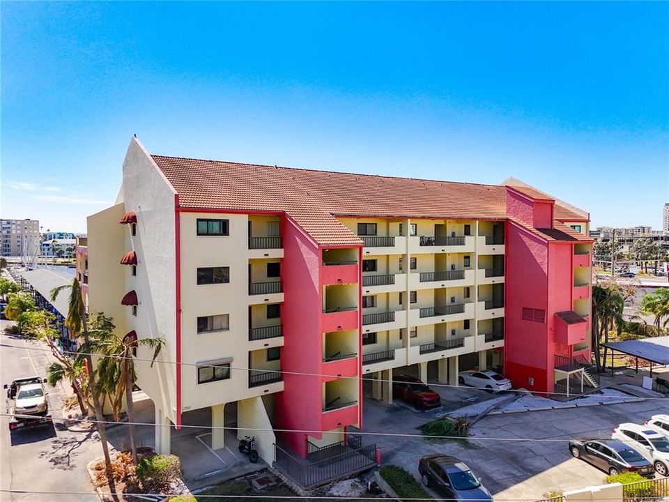 For Sale: $270,000 (1 beds, 1 baths, 920 Square Feet)
