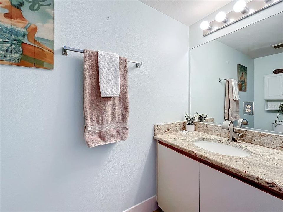 For Sale: $270,000 (1 beds, 1 baths, 920 Square Feet)
