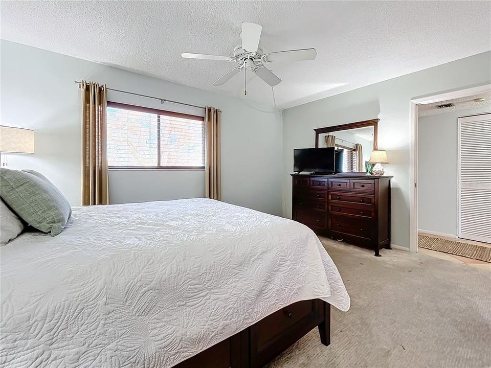 For Sale: $270,000 (1 beds, 1 baths, 920 Square Feet)