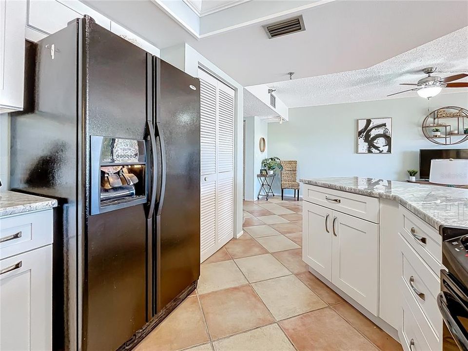 For Sale: $270,000 (1 beds, 1 baths, 920 Square Feet)