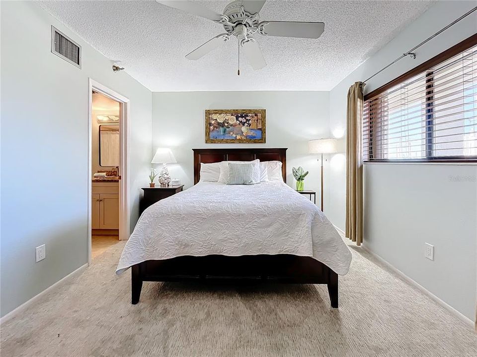 For Sale: $270,000 (1 beds, 1 baths, 920 Square Feet)