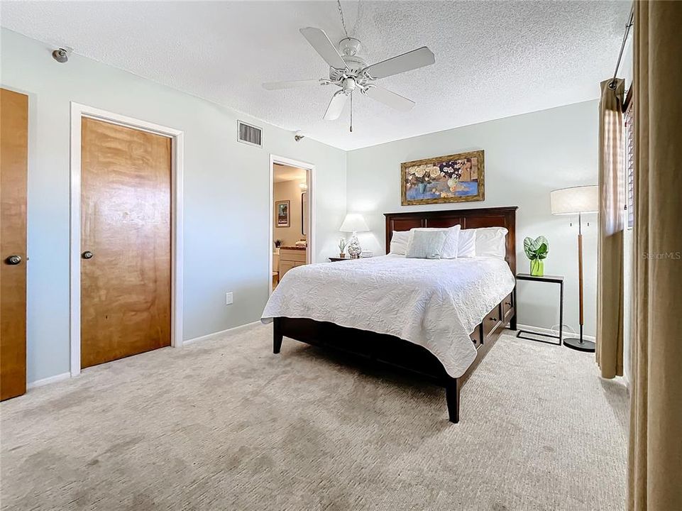 For Sale: $270,000 (1 beds, 1 baths, 920 Square Feet)