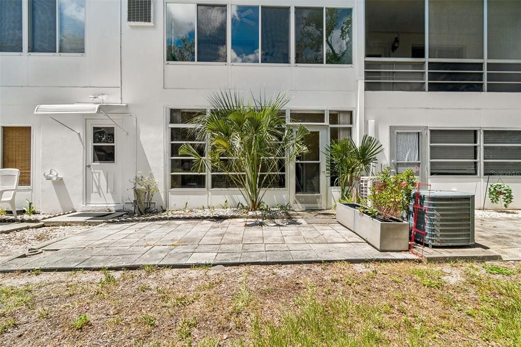 For Sale: $87,500 (1 beds, 1 baths, 608 Square Feet)