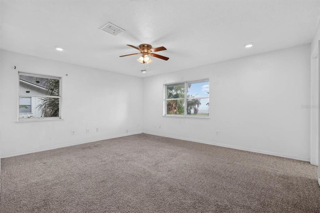 En Venta: $898,000 (4 camas, 3 baños, 2708 Pies cuadrados)