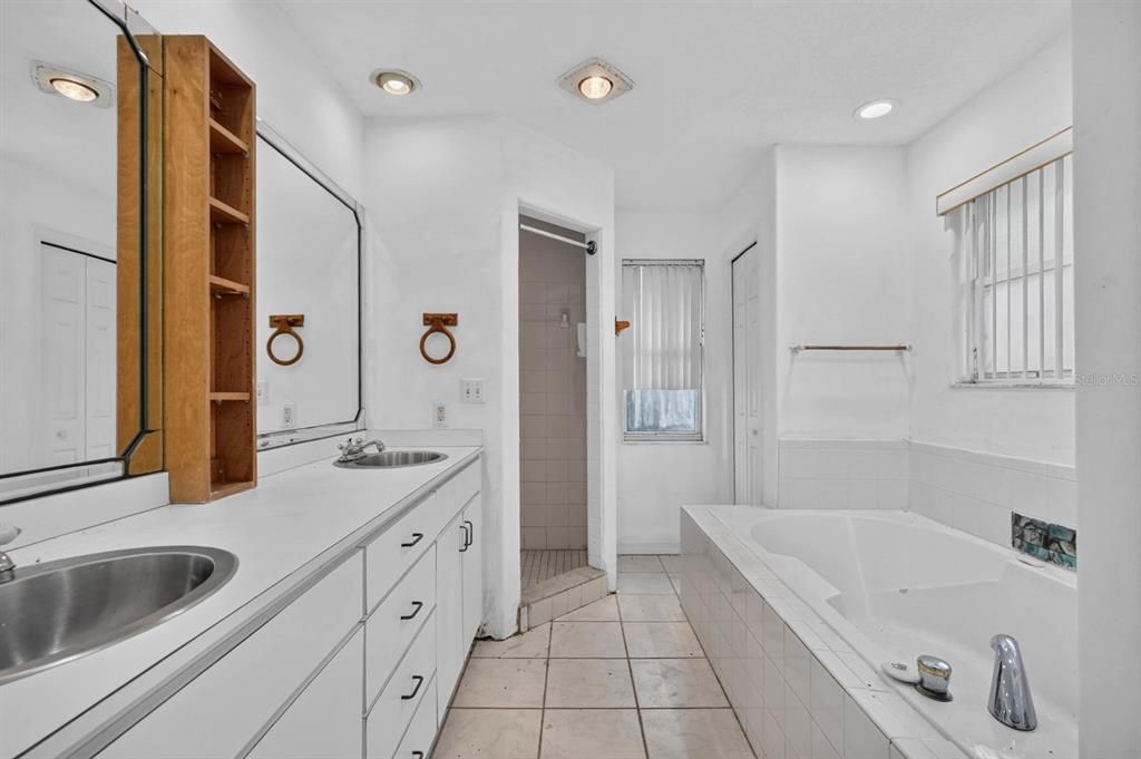 En Venta: $898,000 (4 camas, 3 baños, 2708 Pies cuadrados)