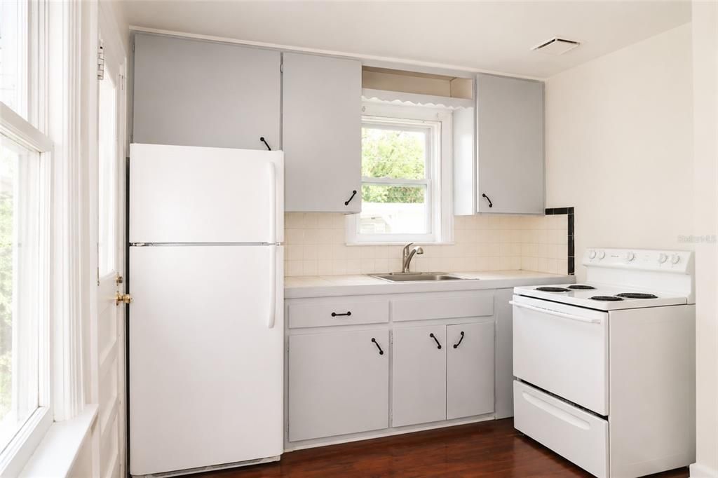В аренду: $1,795 (2 спален, 1 ванн, 700 Квадратных фут)