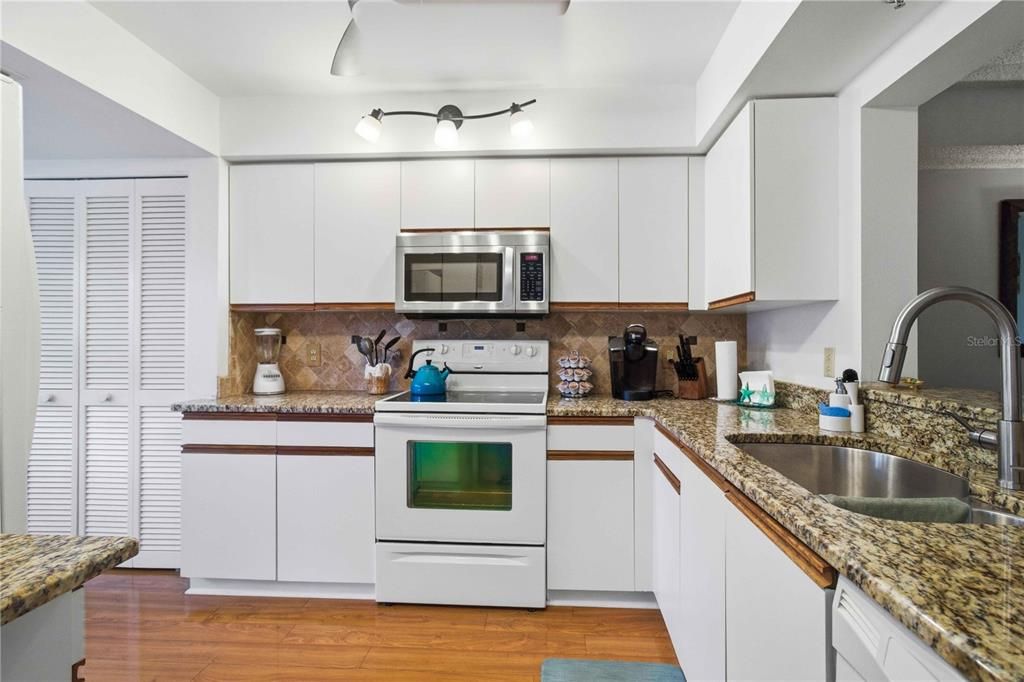 For Sale: $210,000 (2 beds, 2 baths, 1235 Square Feet)