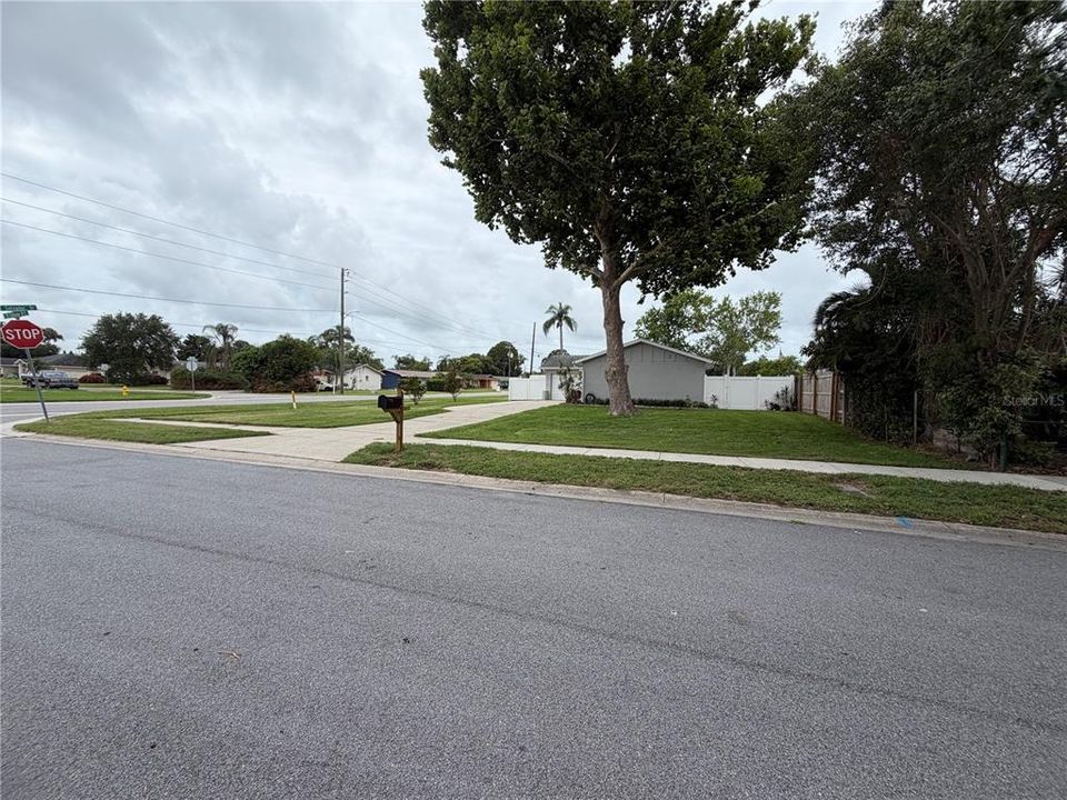 For Sale: $424,000 (2 beds, 2 baths, 1078 Square Feet)