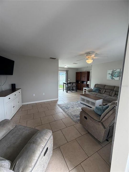 For Sale: $424,000 (2 beds, 2 baths, 1078 Square Feet)