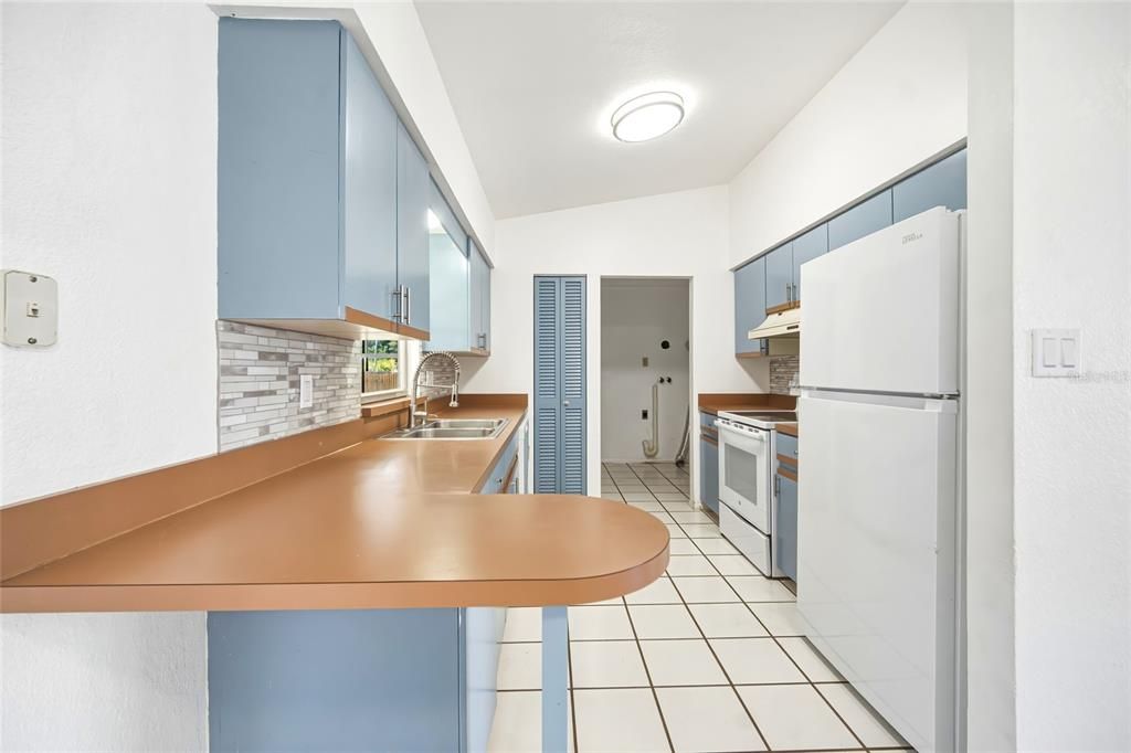 На продажу: $249,900 (2 спален, 2 ванн, 1014 Квадратных фут)