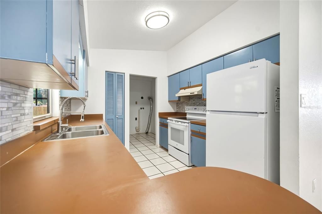 На продажу: $249,900 (2 спален, 2 ванн, 1014 Квадратных фут)