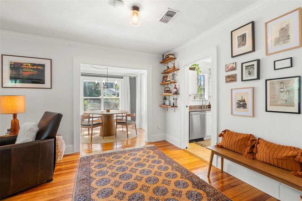 Под контрактом: $749,000 (3 спален, 1 ванн, 1142 Квадратных фут)