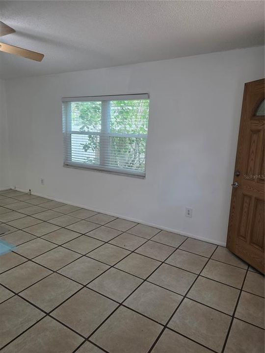 For Rent: $1,375 (2 beds, 1 baths, 1820 Square Feet)