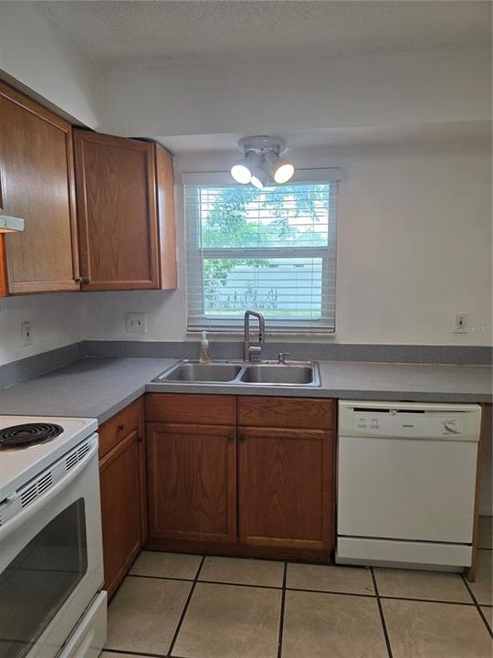 For Rent: $1,375 (2 beds, 1 baths, 1820 Square Feet)