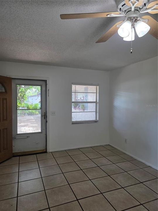 For Rent: $1,375 (2 beds, 1 baths, 1820 Square Feet)