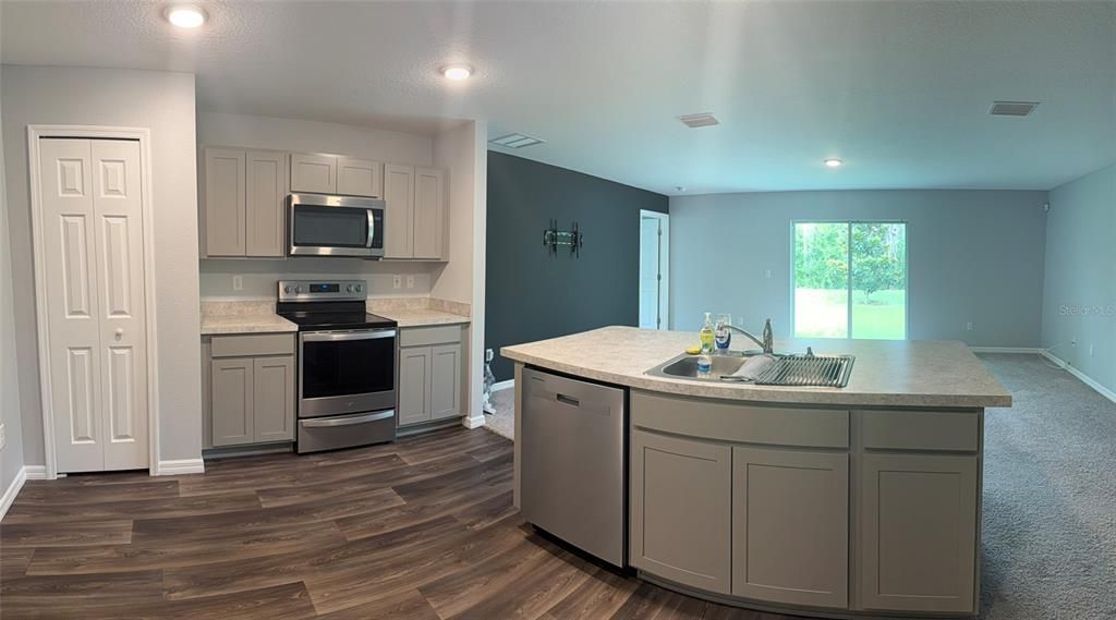 For Rent: $2,300 (4 beds, 2 baths, 1806 Square Feet)