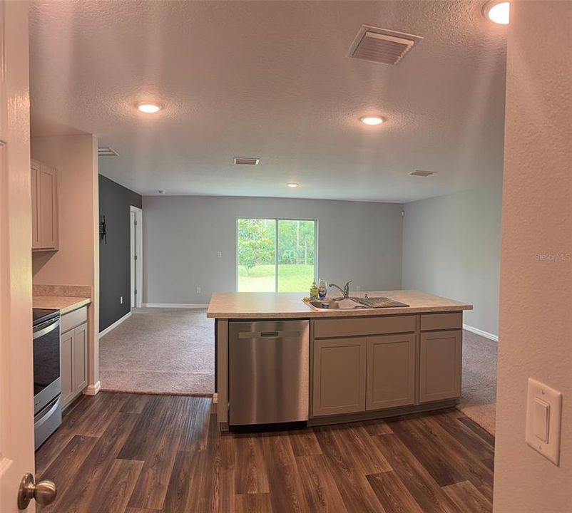 For Rent: $2,300 (4 beds, 2 baths, 1806 Square Feet)