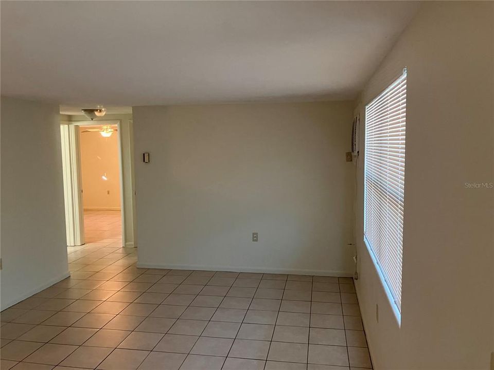For Rent: $1,300 (2 beds, 1 baths, 864 Square Feet)