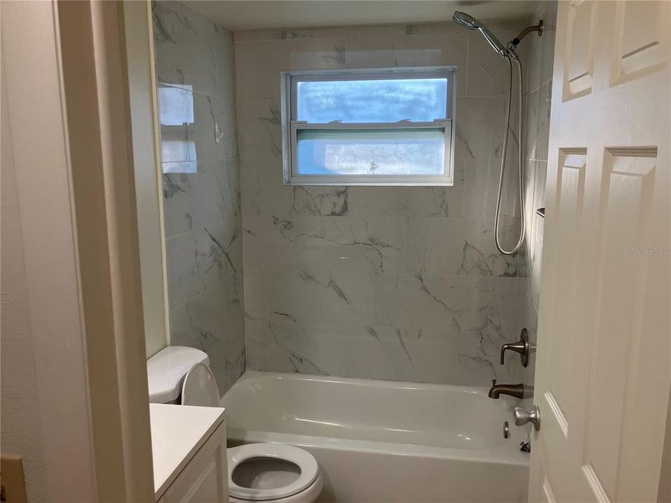 For Rent: $1,300 (2 beds, 1 baths, 864 Square Feet)