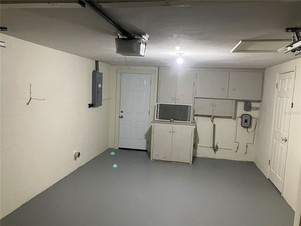 For Rent: $1,300 (2 beds, 1 baths, 864 Square Feet)