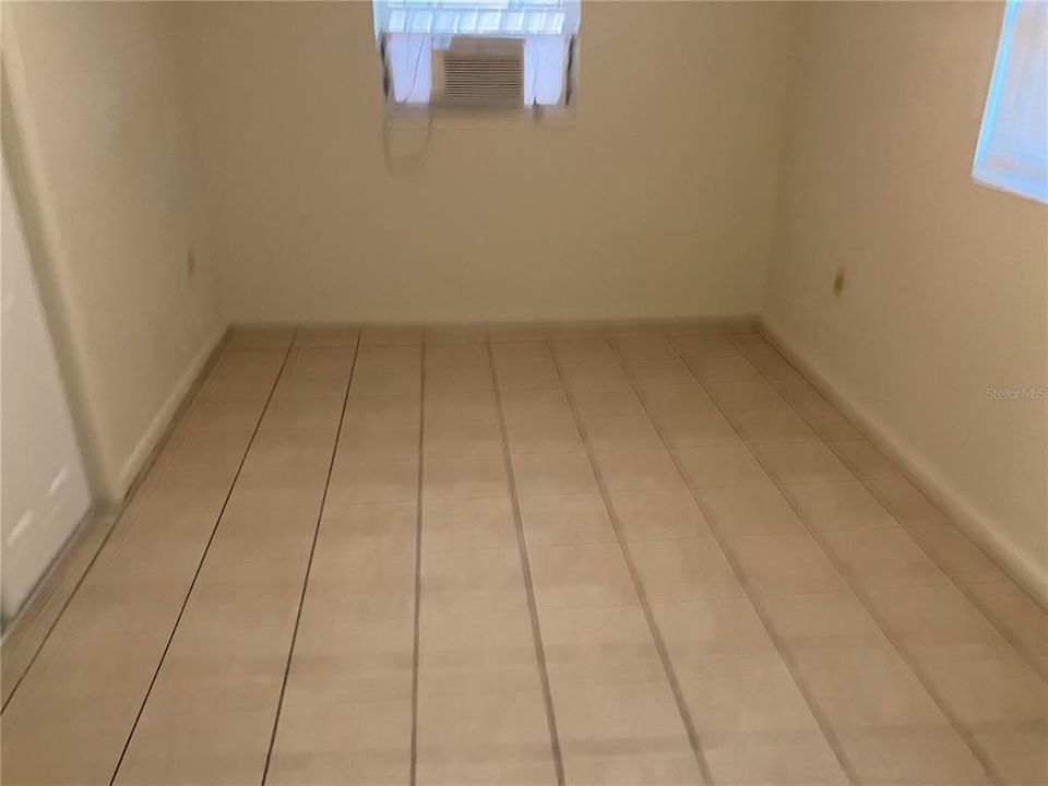 For Rent: $1,300 (2 beds, 1 baths, 864 Square Feet)