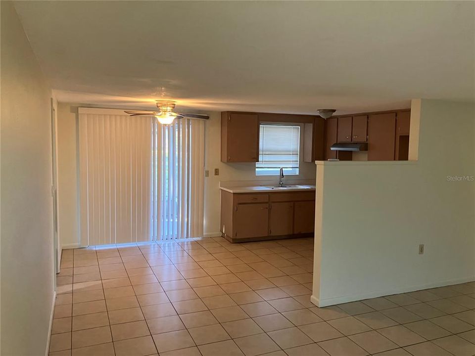 For Rent: $1,300 (2 beds, 1 baths, 864 Square Feet)