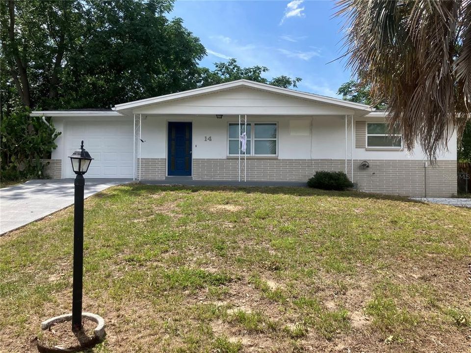 For Rent: $1,300 (2 beds, 1 baths, 864 Square Feet)