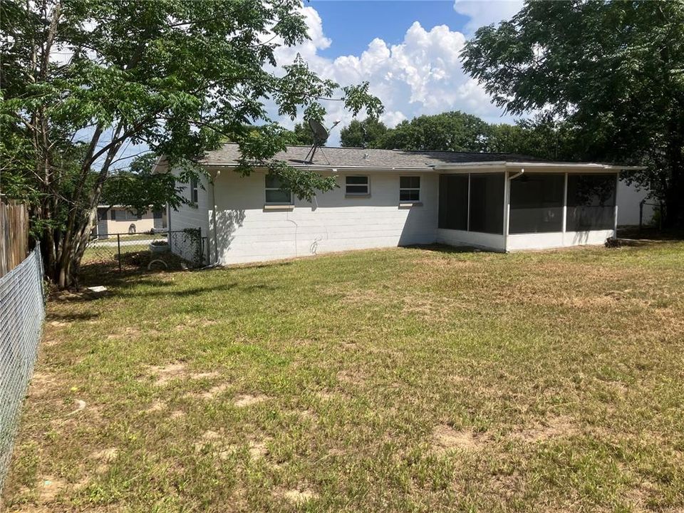 For Rent: $1,300 (2 beds, 1 baths, 864 Square Feet)