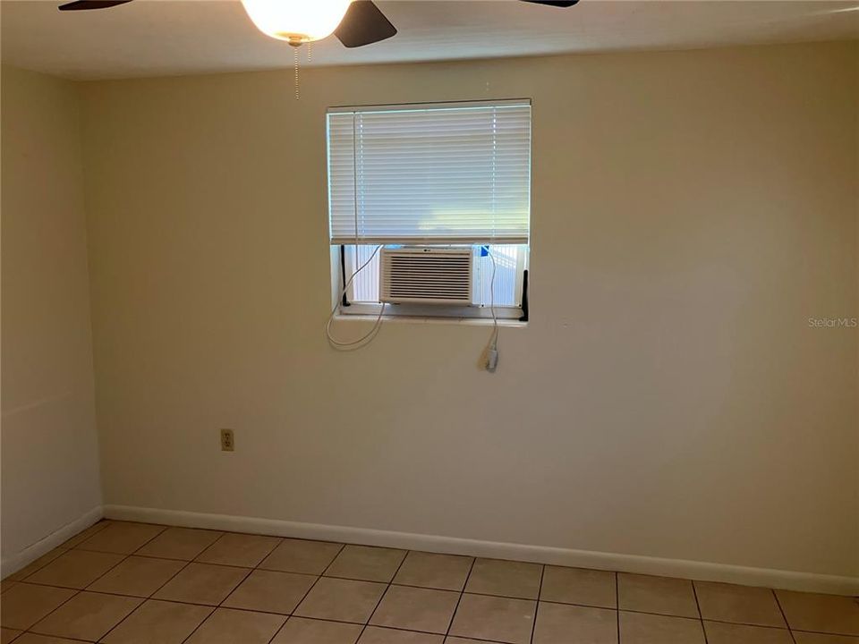 For Rent: $1,300 (2 beds, 1 baths, 864 Square Feet)