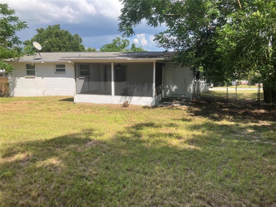 For Rent: $1,300 (2 beds, 1 baths, 864 Square Feet)