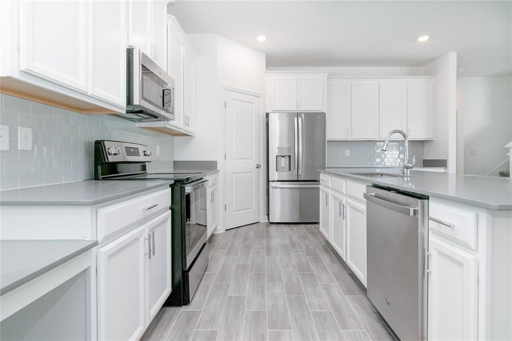 For Rent: $2,550 (6 beds, 3 baths, 2648 Square Feet)