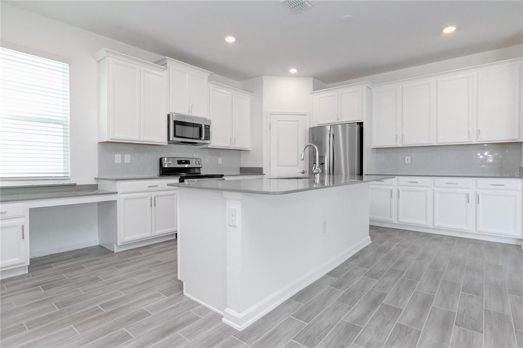 For Rent: $2,550 (6 beds, 3 baths, 2648 Square Feet)