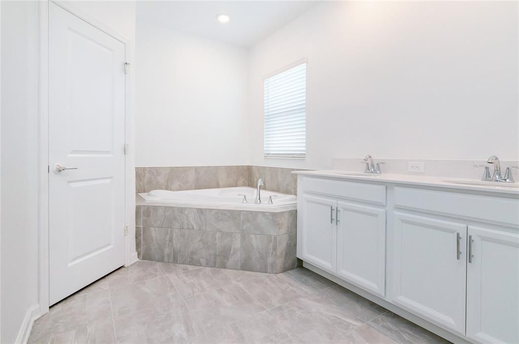 For Rent: $2,550 (6 beds, 3 baths, 2648 Square Feet)
