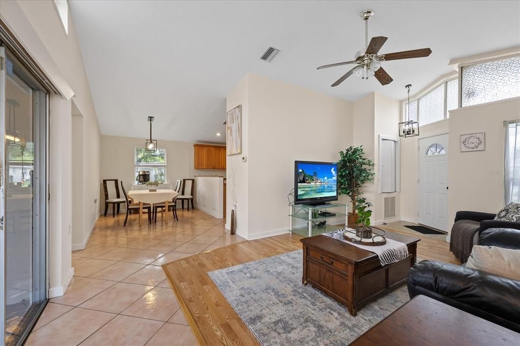 En Venta: $229,900 (2 camas, 2 baños, 1174 Pies cuadrados)