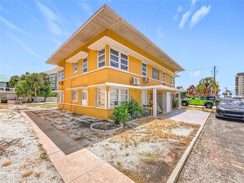 For Rent: $1,875 (1 beds, 1 baths, 750 Square Feet)