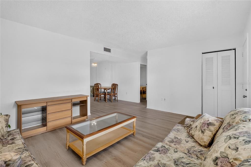 На продажу: $139,000 (2 спален, 2 ванн, 1120 Квадратных фут)