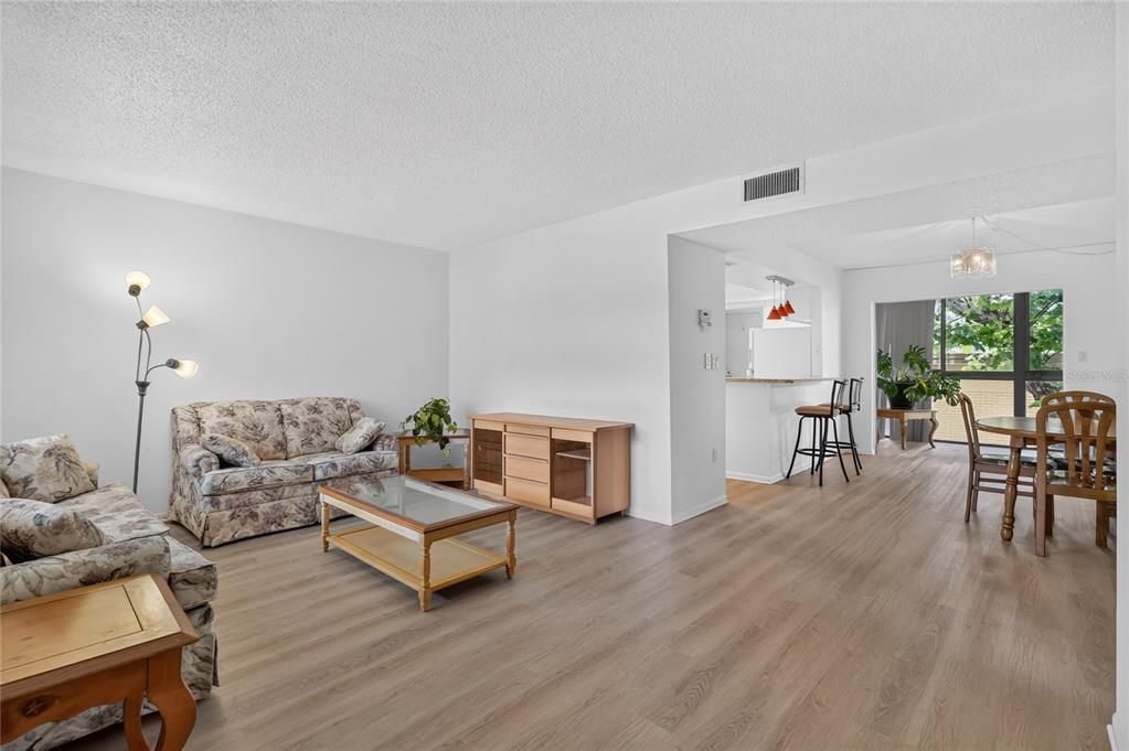 На продажу: $139,000 (2 спален, 2 ванн, 1120 Квадратных фут)