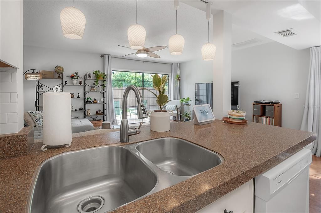 Activo con contrato: $330,000 (3 camas, 2 baños, 1476 Pies cuadrados)