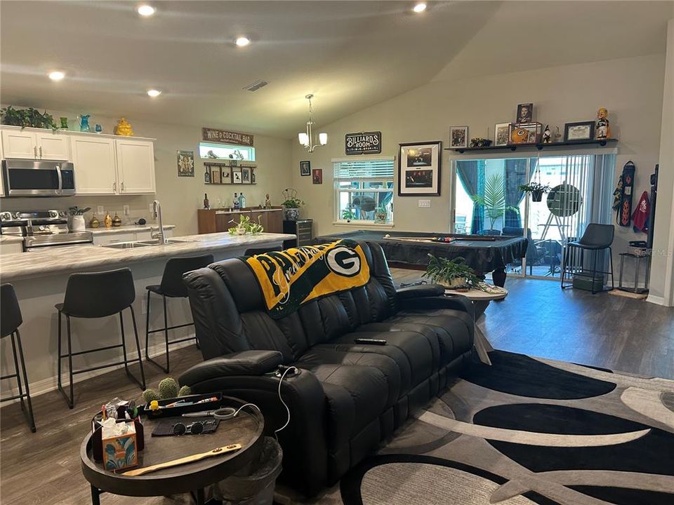 For Sale: $350,000 (4 beds, 2 baths, 1990 Square Feet)