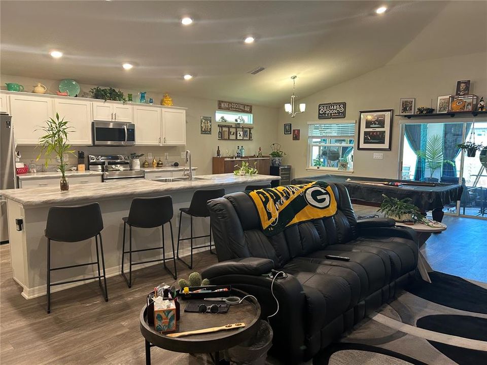 For Sale: $350,000 (4 beds, 2 baths, 1990 Square Feet)