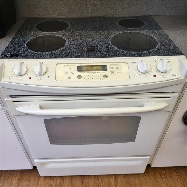 Под контрактом: $339,900 (3 спален, 2 ванн, 1704 Квадратных фут)
