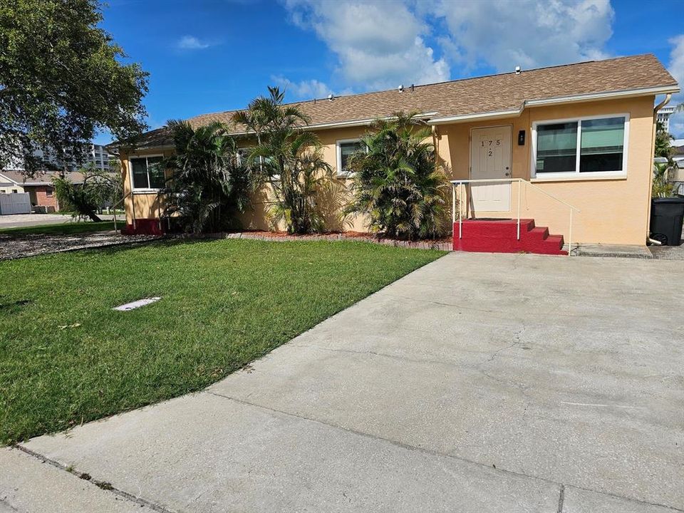 For Rent: $2,200 (2 beds, 1 baths, 864 Square Feet)