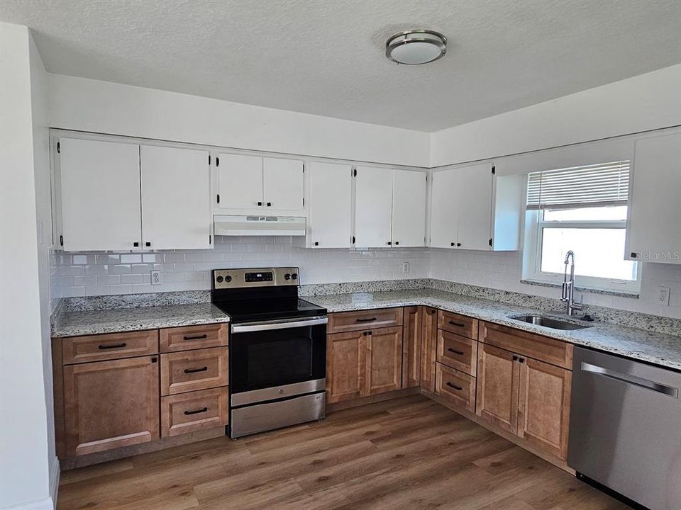 For Rent: $2,200 (2 beds, 1 baths, 864 Square Feet)