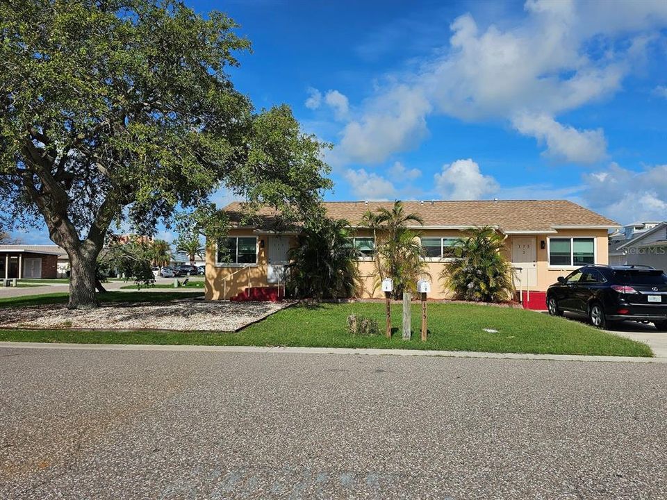 For Rent: $2,200 (2 beds, 1 baths, 864 Square Feet)
