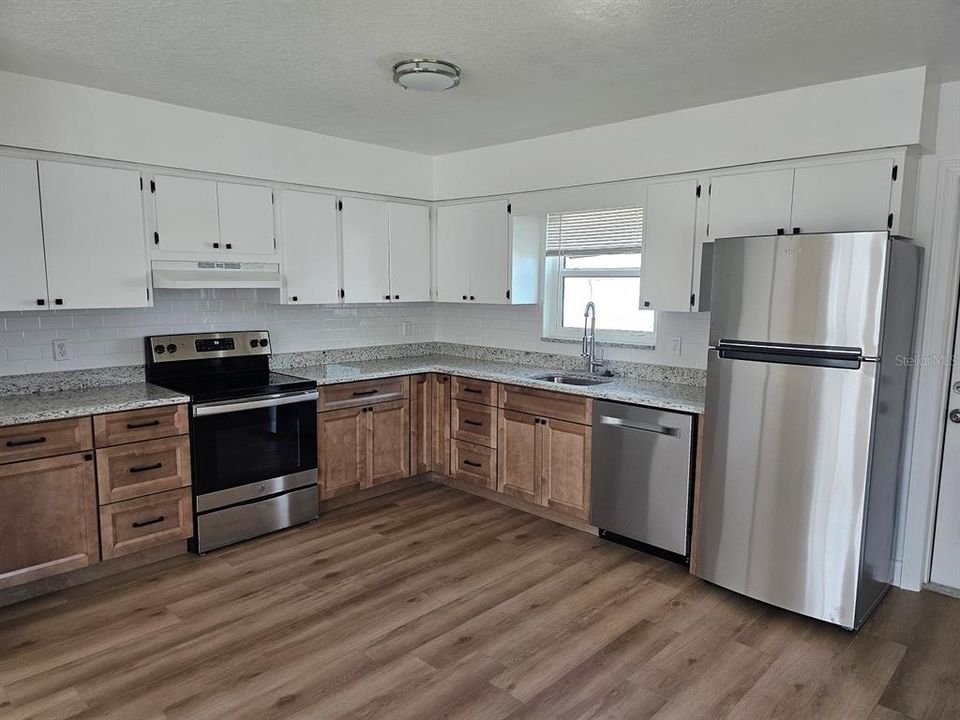 For Rent: $2,200 (2 beds, 1 baths, 864 Square Feet)