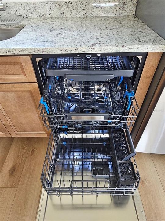 For Rent: $2,200 (2 beds, 1 baths, 864 Square Feet)