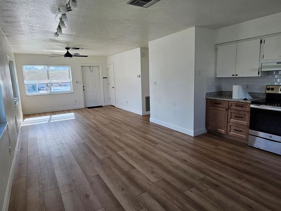 For Rent: $2,200 (2 beds, 1 baths, 864 Square Feet)