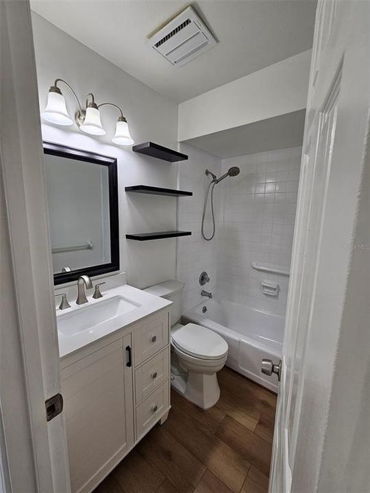For Rent: $2,200 (2 beds, 1 baths, 864 Square Feet)