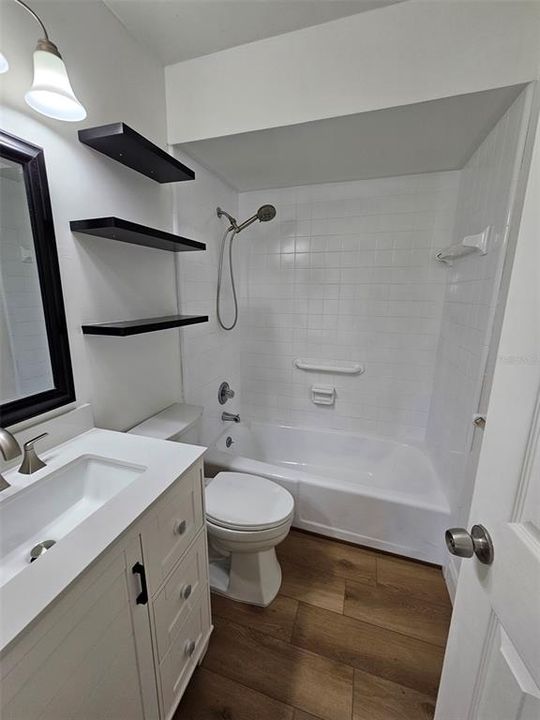 For Rent: $2,200 (2 beds, 1 baths, 864 Square Feet)