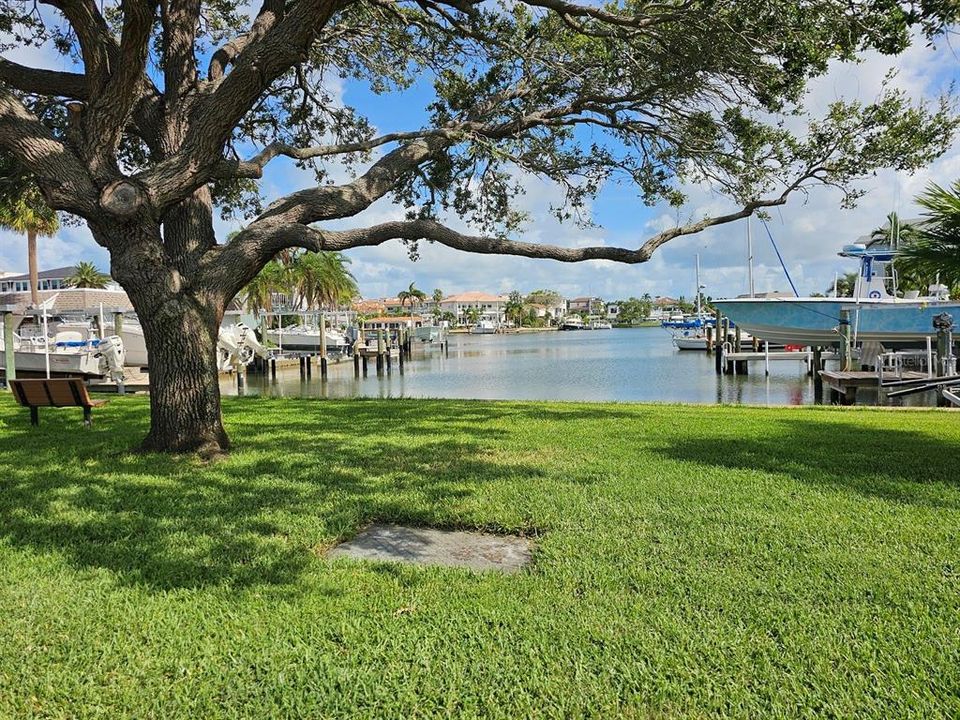 For Rent: $2,200 (2 beds, 1 baths, 864 Square Feet)